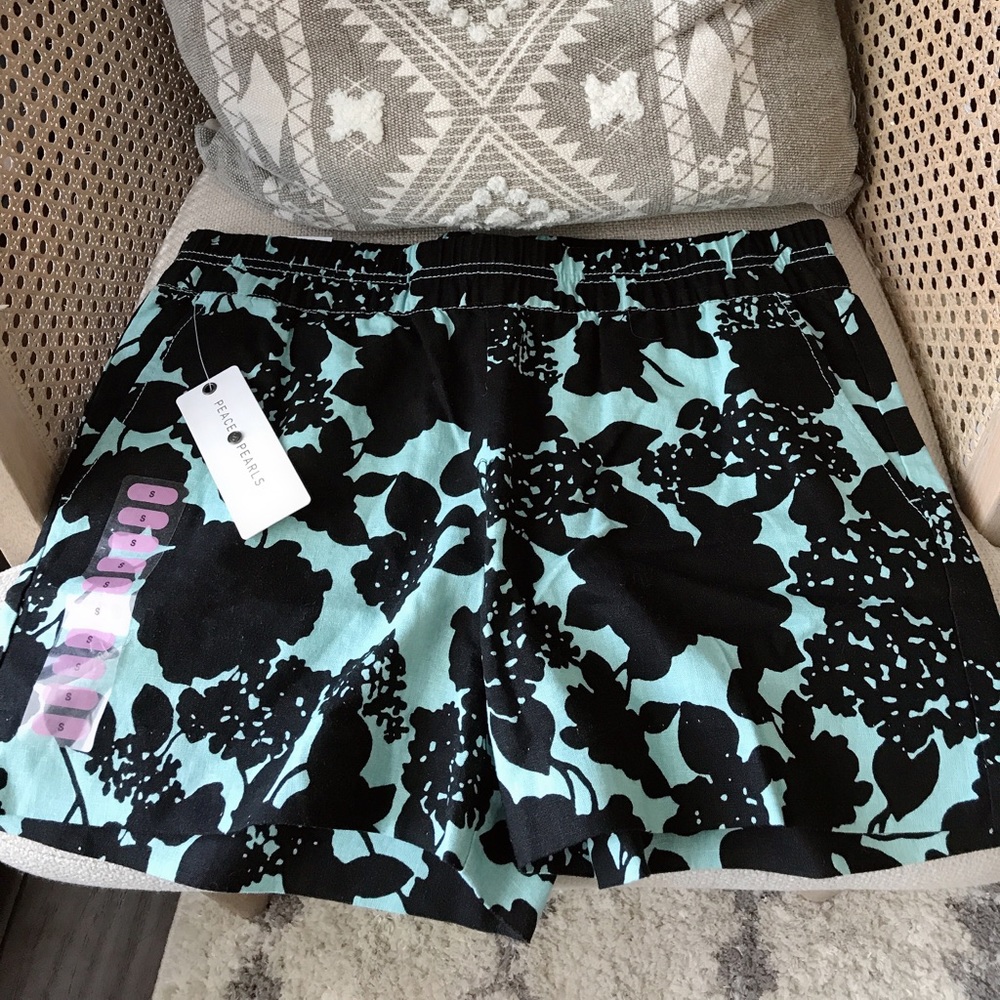 NWT - Peace and Pearls pull on shorts - size S